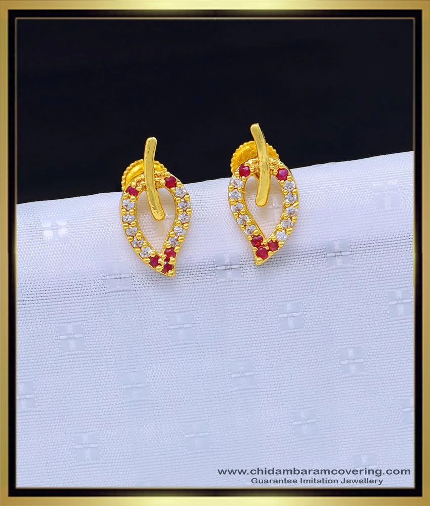 Gorgeous 18 Karat Yellow Gold Blooming Lotus Stud Earrings | Tanishq