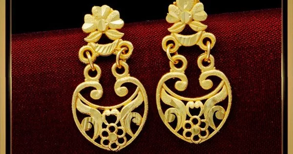 One of a Pair of Gold Earrings. Date: 550-650; Culture: Avar; Medium: Gold;  Dimensions: 2 3/16 x 7/8 x 13/16 in., 0.514 Troy Ounces (5.6 x 2.2 x 2.1  Stock Photo - Alamy