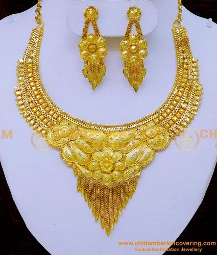 White gold tone kundan maang tikka and earrings set | Maang tikka kundan, Earring  set, Gold tones